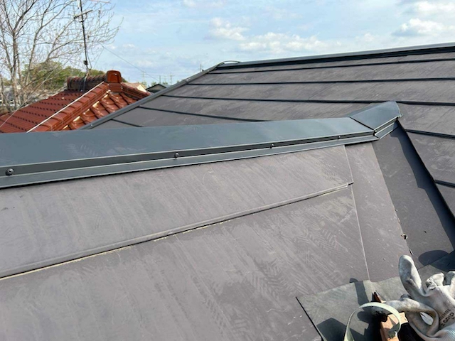 入り組んだ棟板金